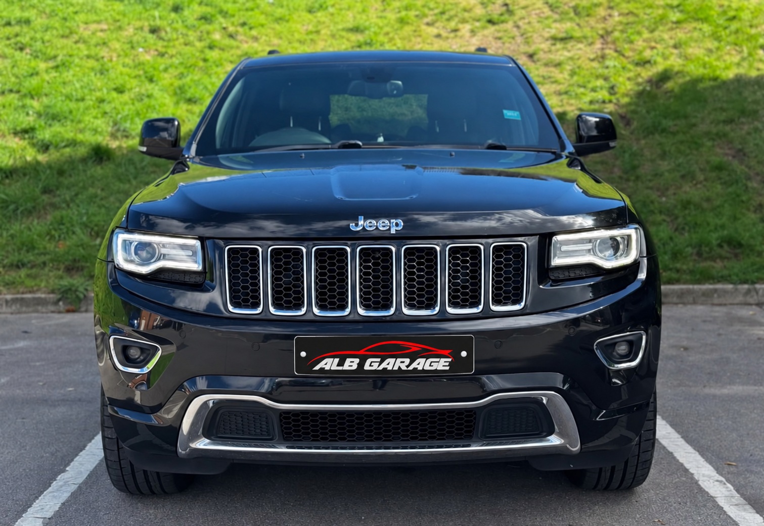 Jeep Grand Cherokee — front view