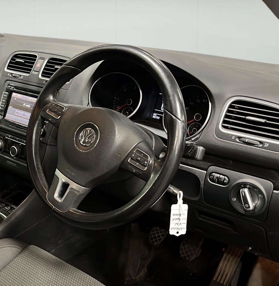 Steering wheel and dashboard